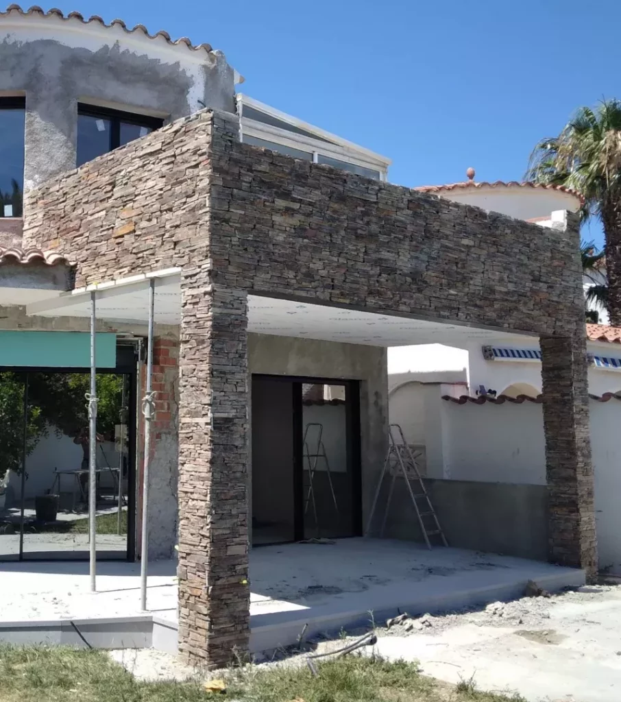 Aplacado de piedra natural en fachada y columnas de porche en Córdoba