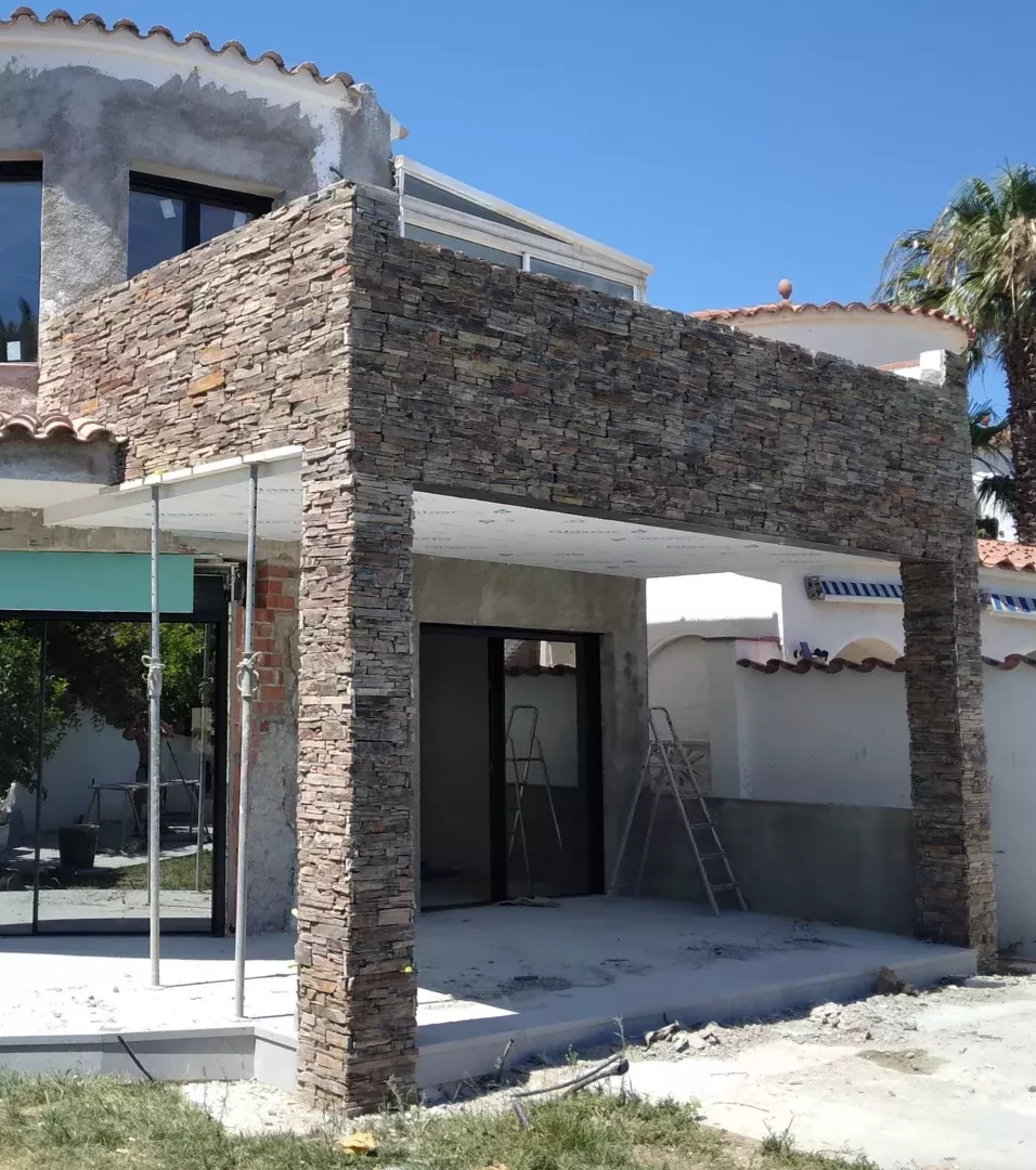 Revestimiento de fachada y porche con piedra natural Reformas de aplacado de piedra natural en fachada y columnas de porche en Córdoba
