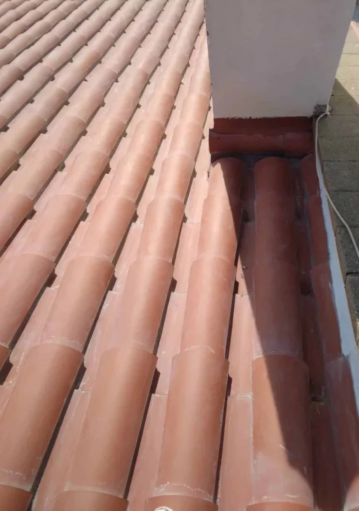 Tejado de teja cerámica curva con sellado de chimenea en Córdoba