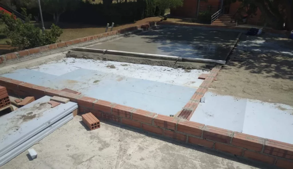Ejecución de solera de hormigón con nivelación y juntas en Córdoba