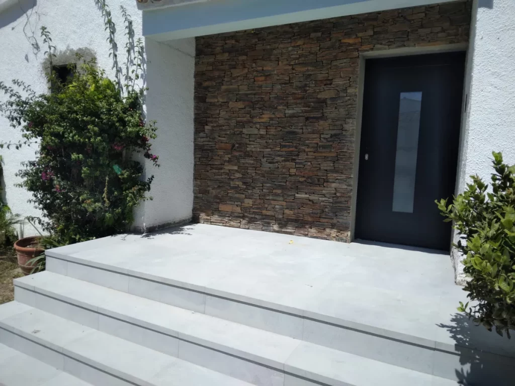 Construcción de escaleras de acceso en hormigón armado reforma integral en Córdoba