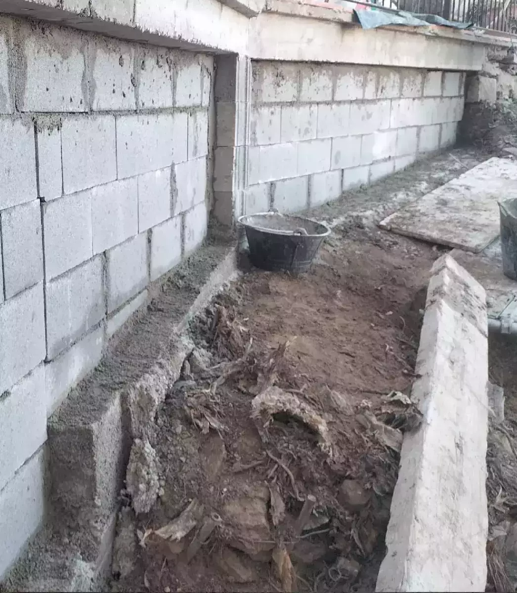 Muro de contención en bloque de hormigón — fase previa a revestir en Córdoba