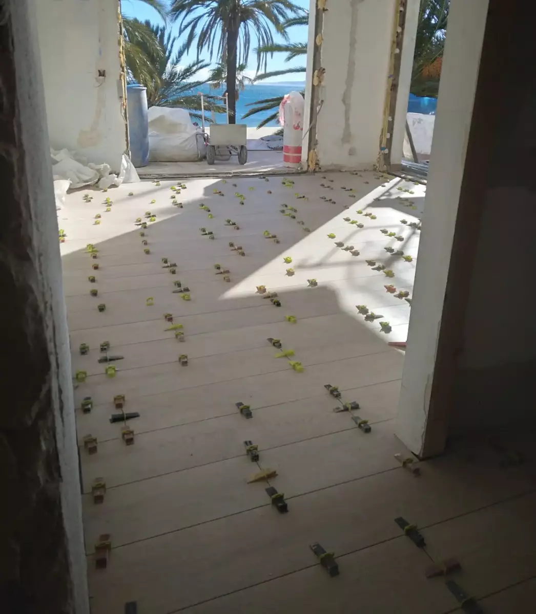 Colocación de suelo porcelánico imitación madera con niveladores en Córdoba
