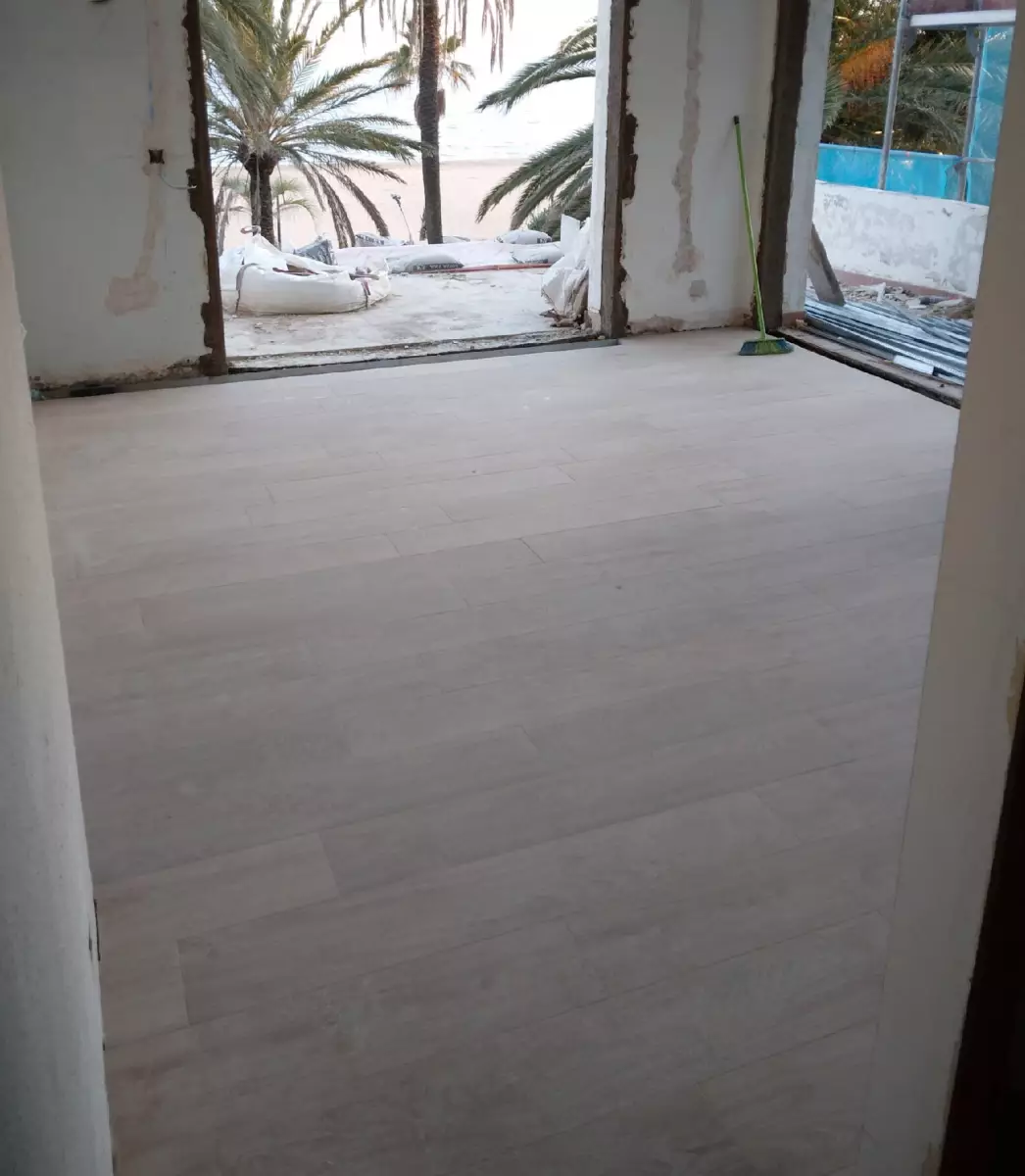 Suelo porcelánico imitación madera finalizado en salón en Córdoba