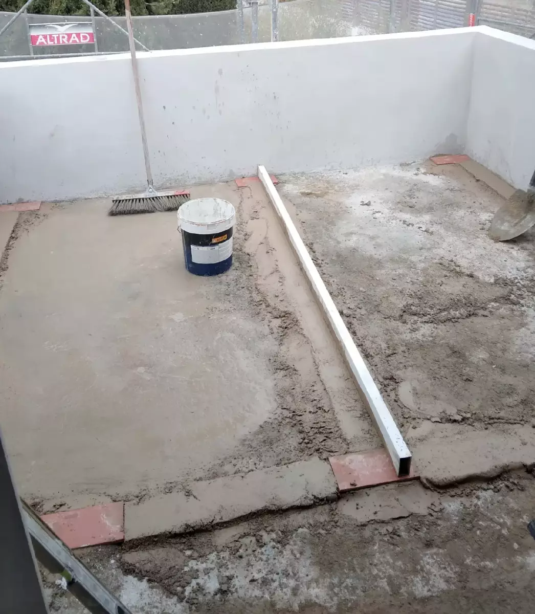 Nivelación de terraza con mortero y regla de aluminio en Córdoba